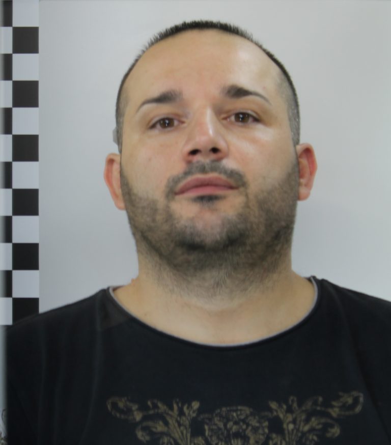 Centrale dello spaccio in casa, arrestato giovane