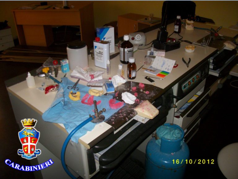 Odontotecnico si spaccia per dentista, sequestrato studio