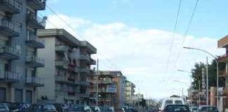 Asfalto bagnato, auto finisce sullo spartitraffico di Viale Kennedy