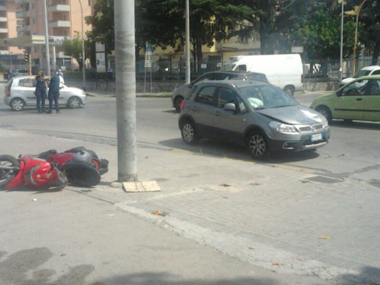 Semaforo in tilt, ennesimo incidente su Viale della Libertà