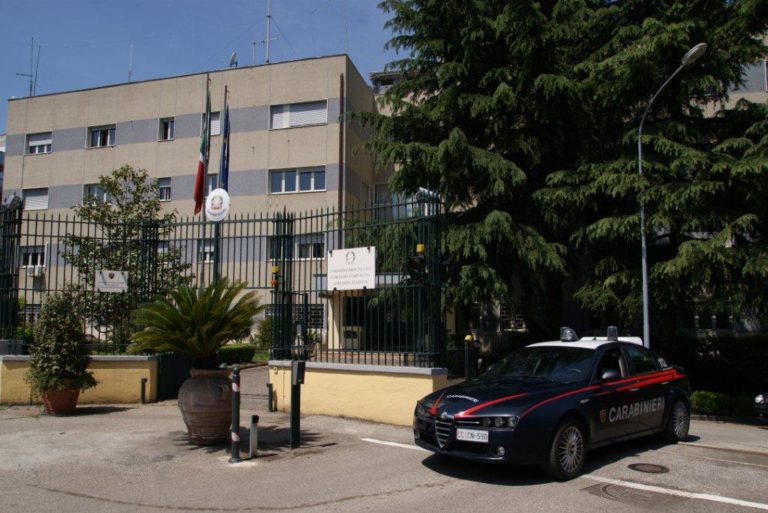 Fermato mentre preparava canna vicino ai carabinieri,