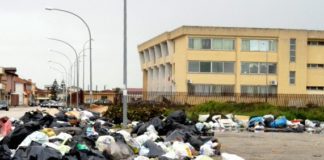 Discarica davanti al Carli, preside chiude accesso: è rivolta