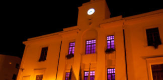 Stop violenza donne, comune s’illumina di rosa