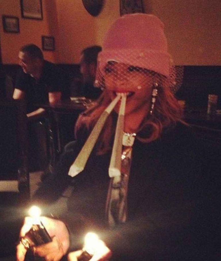 Rihanna ad Amsterdam, su Instagram foto con due maxi spinelli
