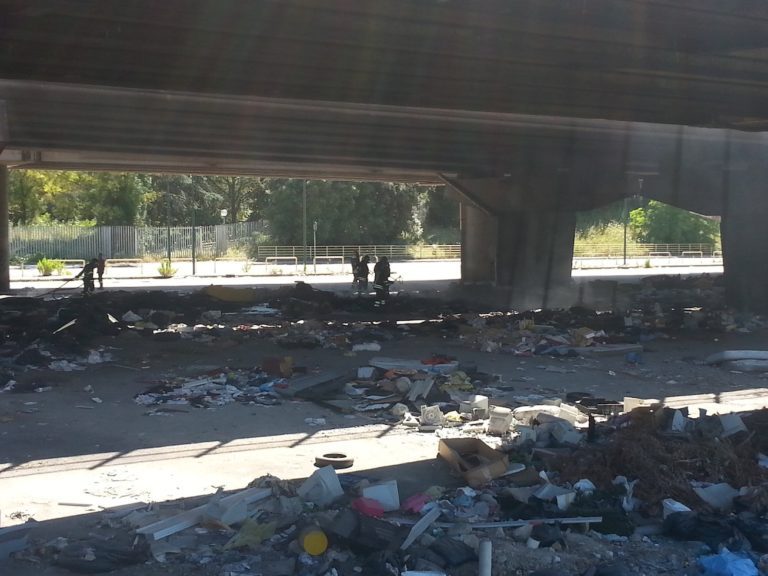Ennesimo rogo tossico a Ponticelli, foto e video