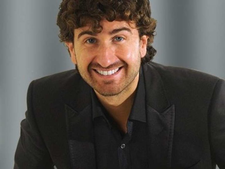 Troppi ‘imbucati’ salta show Siani per Scavi: l’artista devolve 20mila euro