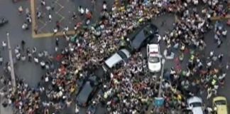 Ansia e paura per il Papa a Rio, auto bloccata dai fedeli