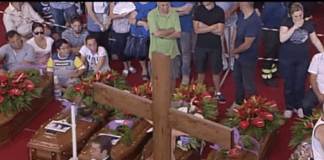 Strage bus: migliaia di persone ai funerali, il vescovo: nessuno sia solo