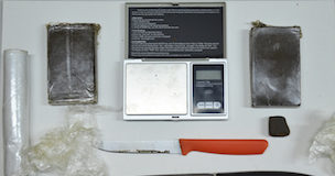 Fermato con 100 grammi di hashish nello zaino, in manette