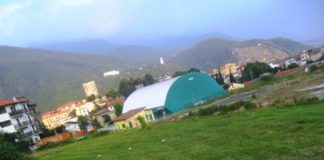 Rifiuti abbandonati nel piazzale davanti al cimitero