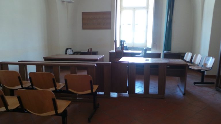 Tribunale Napoli Nord inadeguato per processo alla Clp, udienza rinviata. Avvocati: spostare processo