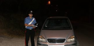 Viaggia su auto rubata, fermato tenta fuga a piedi: in manette