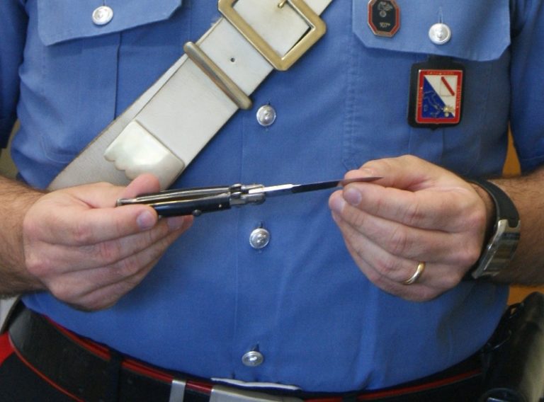 Stalking: tenta di aggredire una donna armato di coltello, in manette