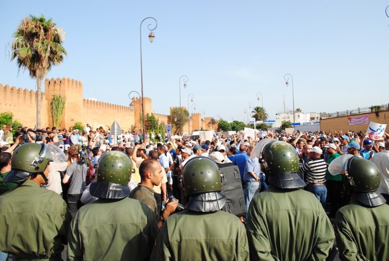 Polizia reprime duramente manifestazione contro grazia a pedofilo