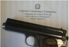 Pistola in casa, arrestato 30enne vicino ai casalesi