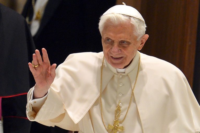 Padre Georg: “Sulla messa in latino Papa Francesco ha spezzato a Ratzinger”