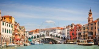 Vaporetto urta gondola nel Canal Grande, un morto