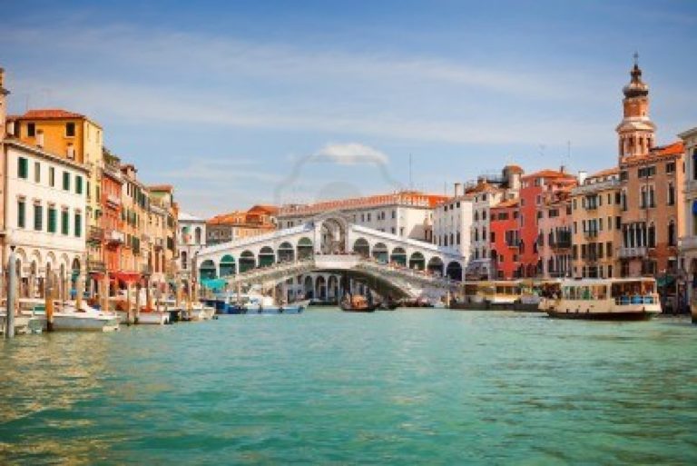 Vaporetto urta gondola nel Canal Grande, un morto