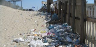 Spiagge ‘spezzafuoco’ invase dai rifiuti, bagnati a rischo: denuncia Wwf