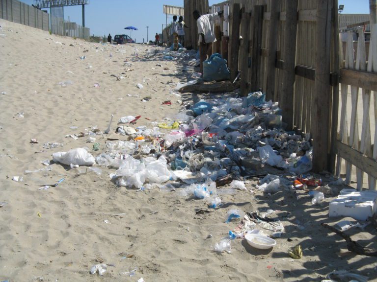 Spiagge ‘spezzafuoco’ invase dai rifiuti, bagnati a rischo: denuncia Wwf