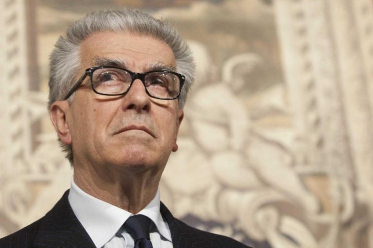 Zanda: Berlusconi non trasferisca suoi problemi su governo