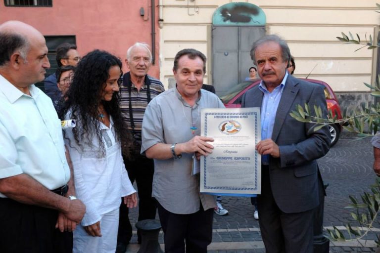 Terra dei Fuochi: piantato L’Albero della Pace, encomio a don Peppino Esposito