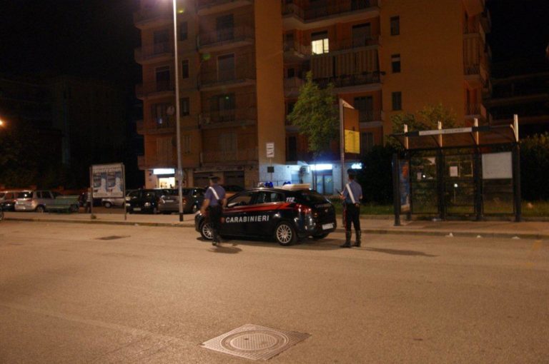 Si schiantano contro un Suv in sosta, 3 giovani in gravi condizioni