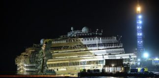 Completata la rotazione della Costa Concordia