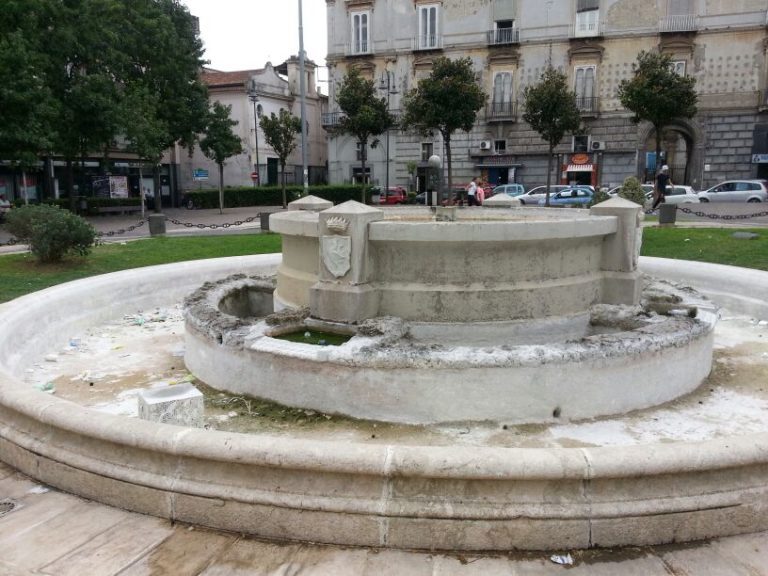 Piazza Vittorio Emanuele, fontana ricettacolo di rifiuti