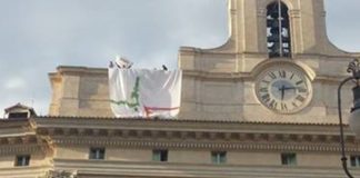 Occupazione tetto Montecitorio, sospesi 12 deputati grillini