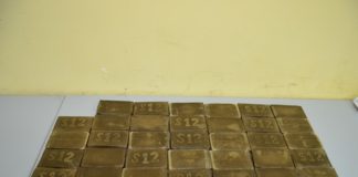 4 chili di hashish nascosti nella portiera, in manette