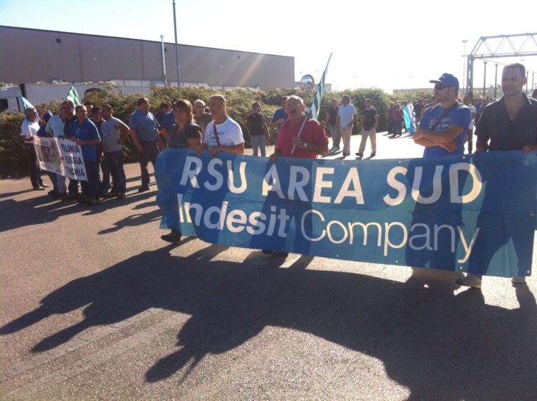 Sciopero all’Indesit, operai determinati: bloccato l’asse mediano (Video)