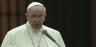 Pace, migliaia in piazza San Pietro con il papa