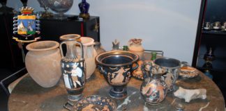 Un museo di reperti archeologici in casa, blitz finanza
