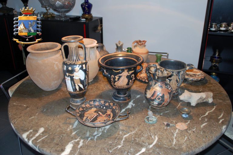 Un museo di reperti archeologici in casa, blitz finanza