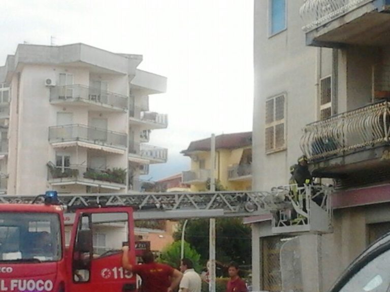 Cadono calcinacci in via Tristano, arteria chiusa per due ore