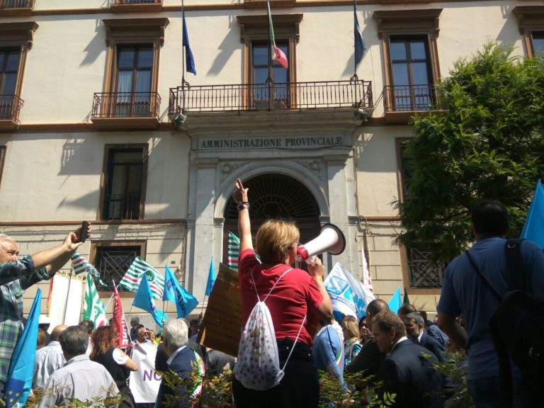 Caserta, lavoratori della provincia in corteo contro il disastro finanziario