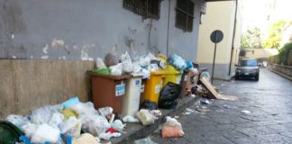 Aversa, in piazzetta Lucarelli la differenziata è un optional