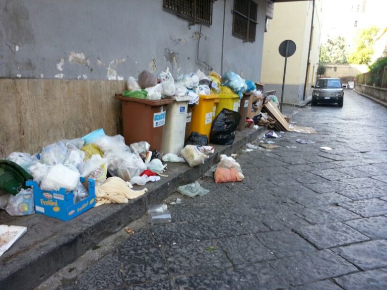Aversa, in piazzetta Lucarelli la differenziata è un optional
