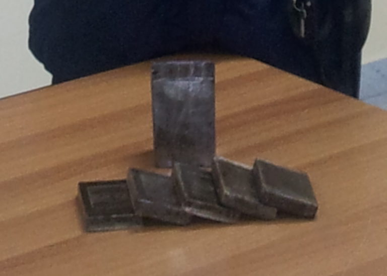 Sequestrati 35 grammi di hashish, pusher in manette