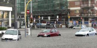 In Irpinia fango e detriti su tratto A16: divelto tetto abitazione, danneggiate auto