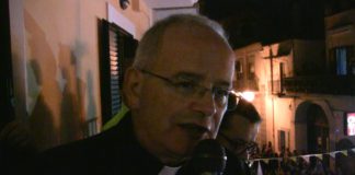 Marcia per la vita, la “carezza” del vescovo Spinillo ai bambini (Video)