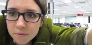 Si licenzia ballando e gira filmato che impazza sul web (Video)