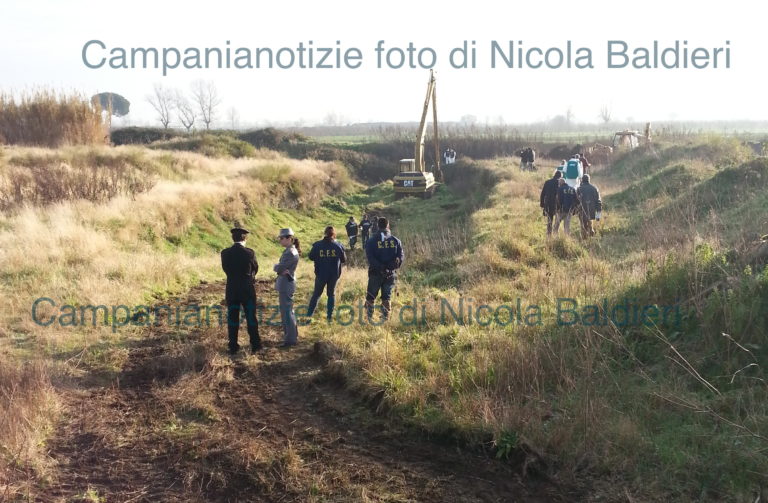 Terra dei fuochi: stop scavi a Villa di Briano, riprenderanno domani per arrivare a 22 metri