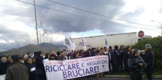 Acerra, presidio all’inceneritore: non vogliamo essere pattumiera Campania (foto)