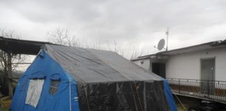 Terremoto, il dramma di una famiglia: accampati in tenda dopo 3 giorni in auto