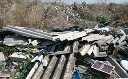 Qualiano, 10mila metri cubi di rifiuti pericolosi nel campo rom: trovate anche lastre di amianto