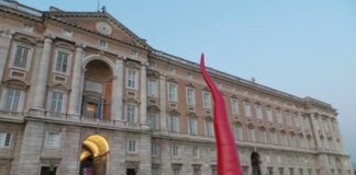 Rimosso il ‘corno’ della discordia posto davanti alla Reggia di Caserta, pioggia di polemiche