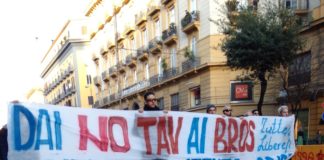 In migliaia in corteo a Napoli, apre striscione: ‘Da no Tav a Bros tutti liberi’ FOTO