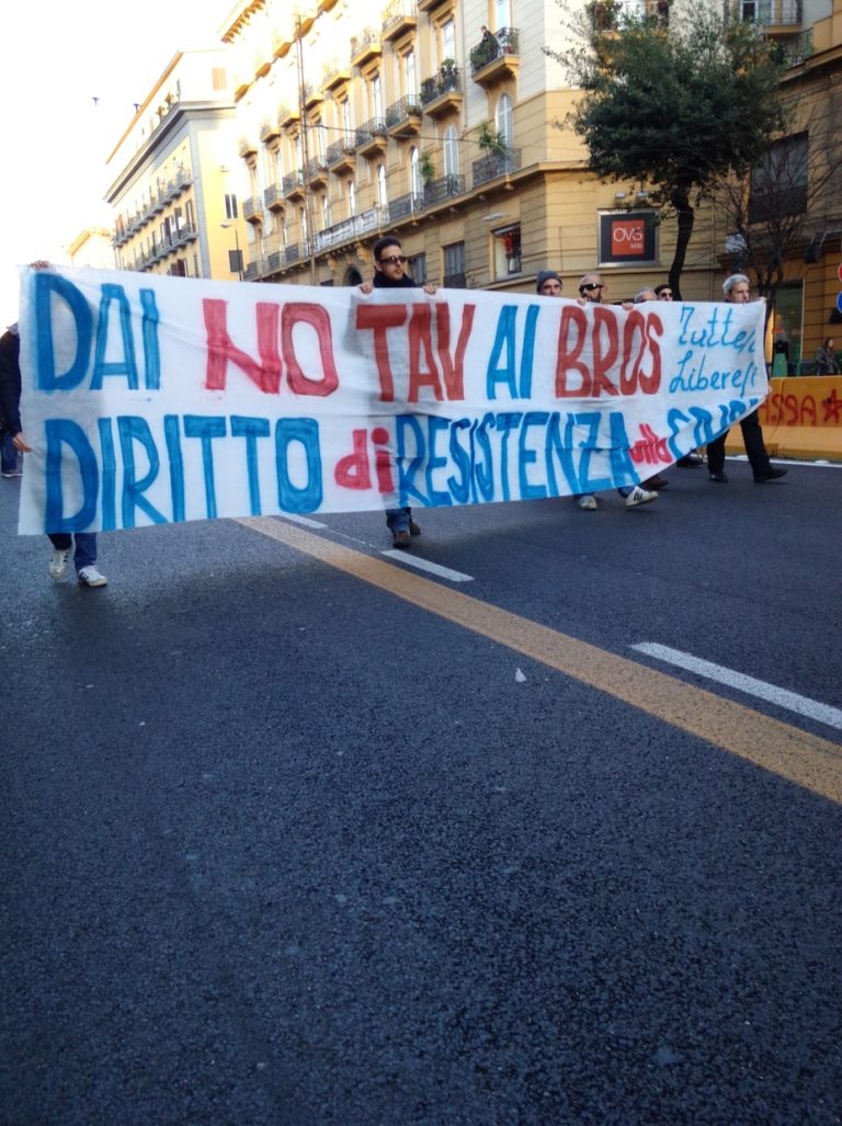 In migliaia in corteo a Napoli, apre striscione: ‘Da no Tav a Bros tutti liberi’ FOTO